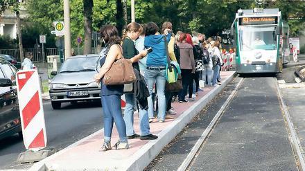 Platzmangel. An der Haltestelle Mangerstraße drängen sich die Fahrgäste auf einem schmalen Streifen zwischen Fahrbahn und Gleis. Ein Wartehäuschen am Fahrbahnrand und eine Anzeigentafel sollen Ende September aufgebaut werden.