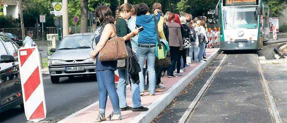 Platzmangel. An der Haltestelle Mangerstraße drängen sich die Fahrgäste auf einem schmalen Streifen zwischen Fahrbahn und Gleis. Ein Wartehäuschen am Fahrbahnrand und eine Anzeigentafel sollen Ende September aufgebaut werden.