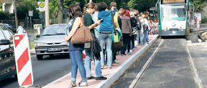 Platzmangel. An der Haltestelle Mangerstraße drängen sich die Fahrgäste auf einem schmalen Streifen zwischen Fahrbahn und Gleis. Ein Wartehäuschen am Fahrbahnrand und eine Anzeigentafel sollen Ende September aufgebaut werden.