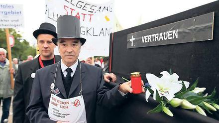 Vertrauen begraben. Demonstranten aus der Region Teltow erinnerten am Dienstagabend mit einem Trauerzug zur Staatskanzlei an die Verkündung der neuen Flugrouten vor einem Jahr.