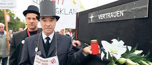 Vertrauen begraben. Demonstranten aus der Region Teltow erinnerten am Dienstagabend mit einem Trauerzug zur Staatskanzlei an die Verkündung der neuen Flugrouten vor einem Jahr.