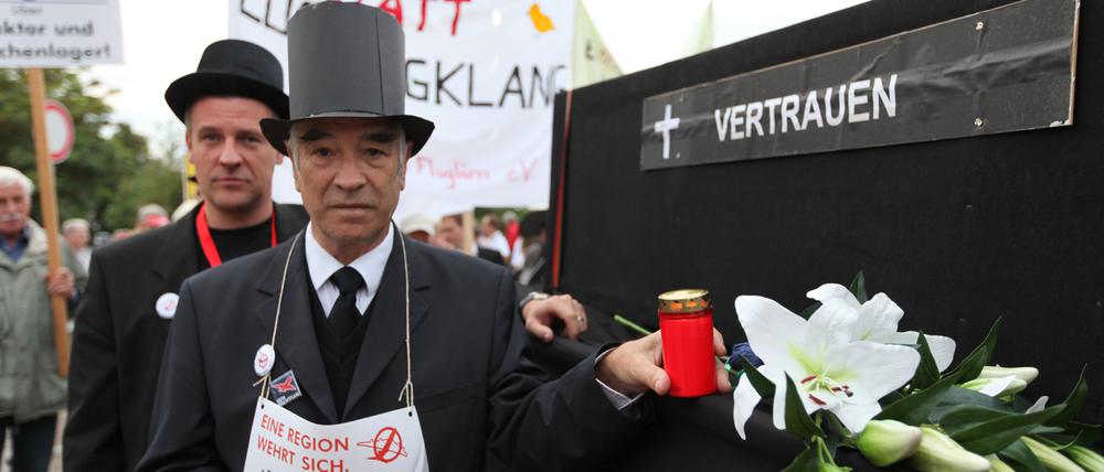 Vertrauen begraben.Demonstranten aus der Region Teltow erinnerten am Dienstagabend in Potsdam ...
