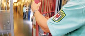 Für Inhaftierte: Einzelunterbringung und längere Besuchszeiten.
