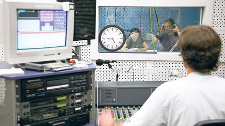 Bald auf Sendung. So wie hier dürfte es ab 15. September um 15.30 Uhr auch bei „Schlaatz FM“ zugehen. Dann startet der neue Radiosender sein Programm.