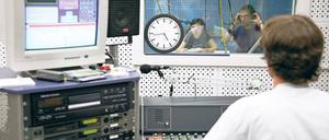 Bald auf Sendung. So wie hier dürfte es ab 15. September um 15.30 Uhr auch bei „Schlaatz FM“ zugehen. Dann startet der neue Radiosender sein Programm.