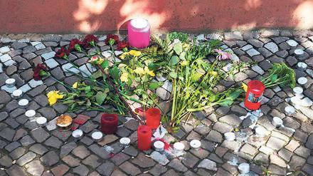 Trauer. Blumen und Kerzen in der Nähe des Tatortes.