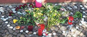 Trauer. Blumen und Kerzen in der Nähe des Tatortes.