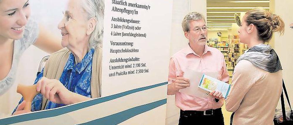 Erst beraten lassen, dann lernen. Wolfgang Raab informierte in den Bahnhofspassagen über Qualifizierungen in der Altenpflege. Insgesamt präsentierten sich 35 Aussteller beim ersten Potsdamer Weiterbildungstag.