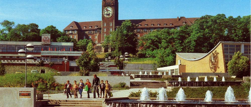 Kommt jetzt die Abrissbirne? DDR-Schwimmhalle und „Minsk“ sind nicht denkmalwürdig, sagt das Landesamt für Denkmalpflege. Auch deshalb, weil die Stadtwerke im Zuge ihrer Munitionssuche die dazugehörigen Treppen und Springbrunnen auf dem Brauhausberg abreißen ließ.