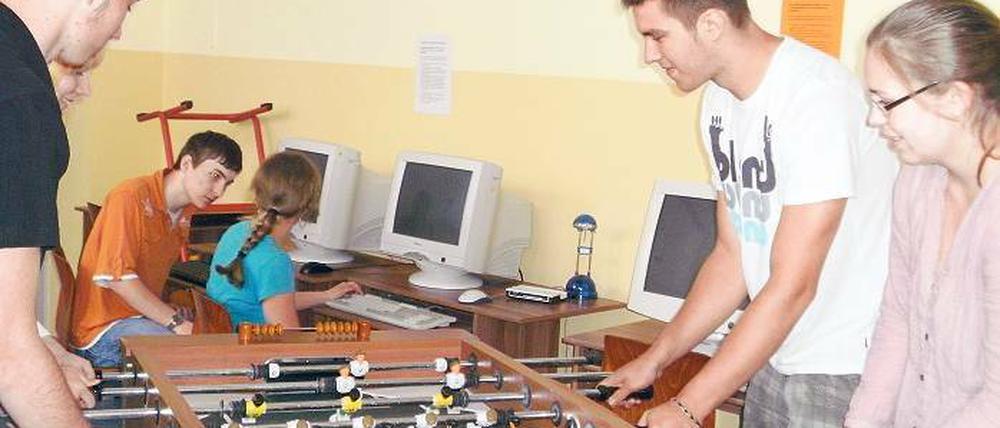 Entspannt. Im Klubraum des Gymnasiums gibt es viele Freizeitangebote.