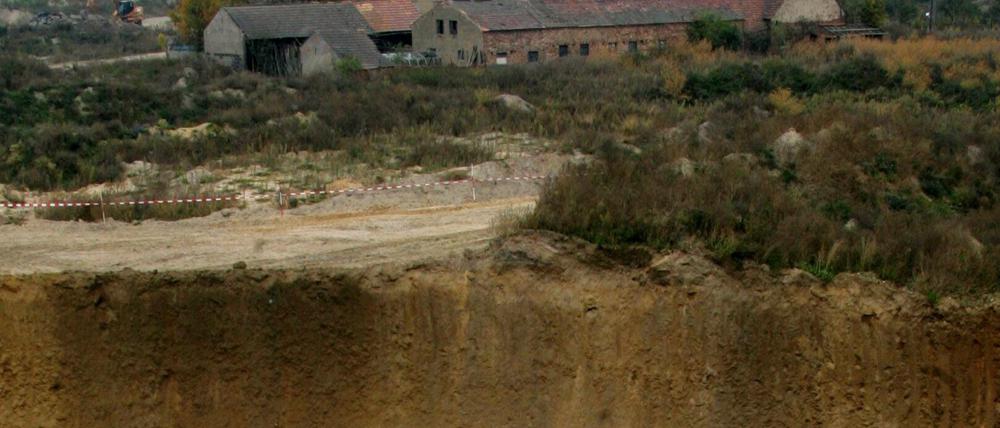 Das Foto zeigt das Tagebauloch vor dem Haus der Familie Domain auf dem Gelände des ehemaligen Dorfes Horno in der Lausitz. Die Domains verließen Horno als letzte Bewohner Ende 2005.