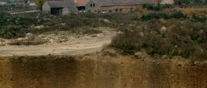 Das Foto zeigt das Tagebauloch vor dem Haus der Familie Domain auf dem Gelände des ehemaligen Dorfes Horno in der Lausitz. Die Domains verließen Horno als letzte Bewohner Ende 2005.