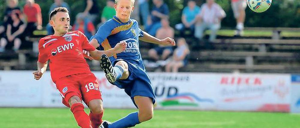Ungleiches Duell. Anton Makarenko (links) lief Martin Witt (rechts) immer wieder davon und sorgte mit seinem Doppelpack für die Entscheidung.
