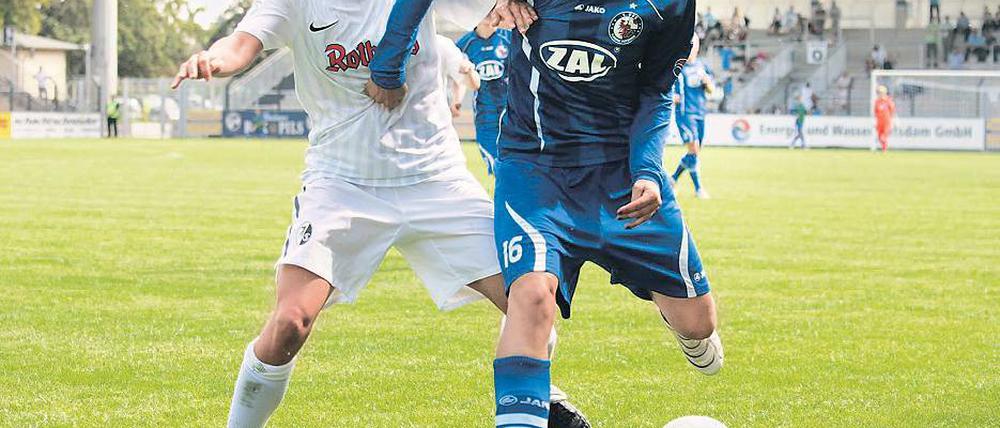 Kritisiert und erfolgreich. Viola Odebrecht (rechts, hier gegen Myriam Krüger) brachte mit ihrem Kopfballtreffer Turbine Potsdam auf den Erfolgsweg.