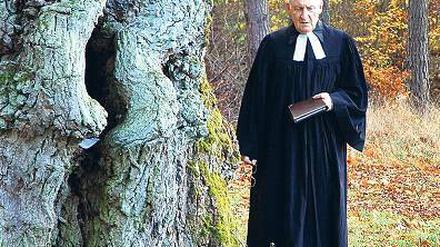 Andacht im Freien. Pfarrer Horst Kasner im Jahr 2004 bei einem Gottesdienst im Wald bei Templin in Brandenburg, wo Angela Merkel aufgewachsen ist.