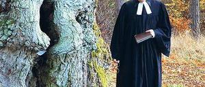 Andacht im Freien. Pfarrer Horst Kasner im Jahr 2004 bei einem Gottesdienst im Wald bei Templin in Brandenburg, wo Angela Merkel aufgewachsen ist.