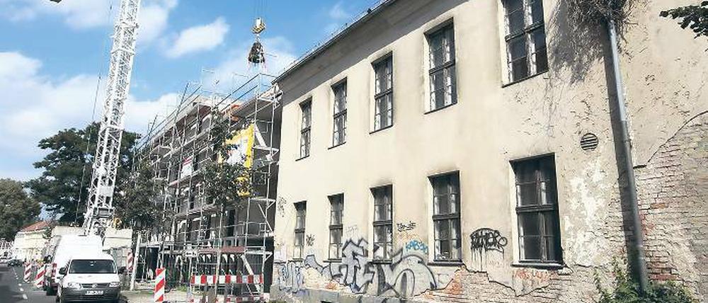 Einst Soldatenkrankenhaus: Das ehemalige Garnison-Lazarett in der Schopenhauerstraße soll im kommenden Jahr saniert werden und Studenten oder Singles Wohnraum bieten. Im Neubau daneben entstehen Eigentumswohnungen.