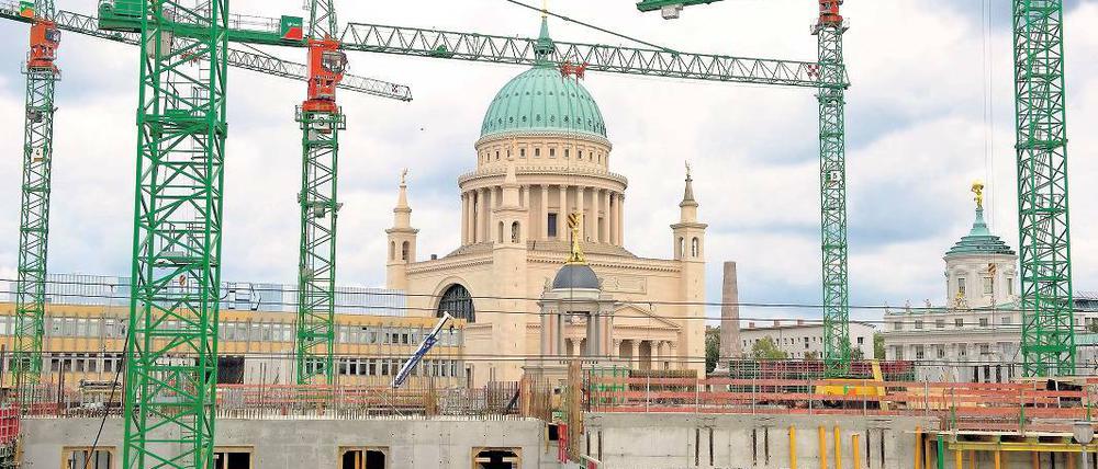 Ästhetik des Grünspans: Die Potsdamer Mitte wird durch die Kupfer-Dächer von Nikolaikirche und Altem Rathaus geprägt. Zur Vervollständigung des städtebaulichen Bildes fordert der Stadtschlossverein auch für den neuen Landtag ein Kupferdach.