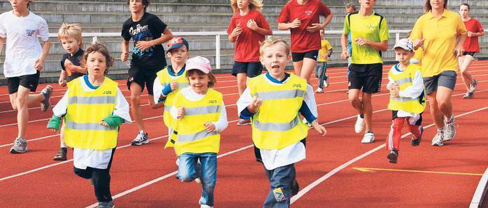 Solidarität. Beim siebten Lauffest rannten Junge, um Älteren zu helfen.