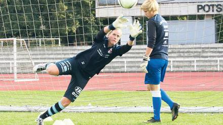 Training im Turbine-Tor. Alyssia Naeher und Ann-Katrin Berger (r.).