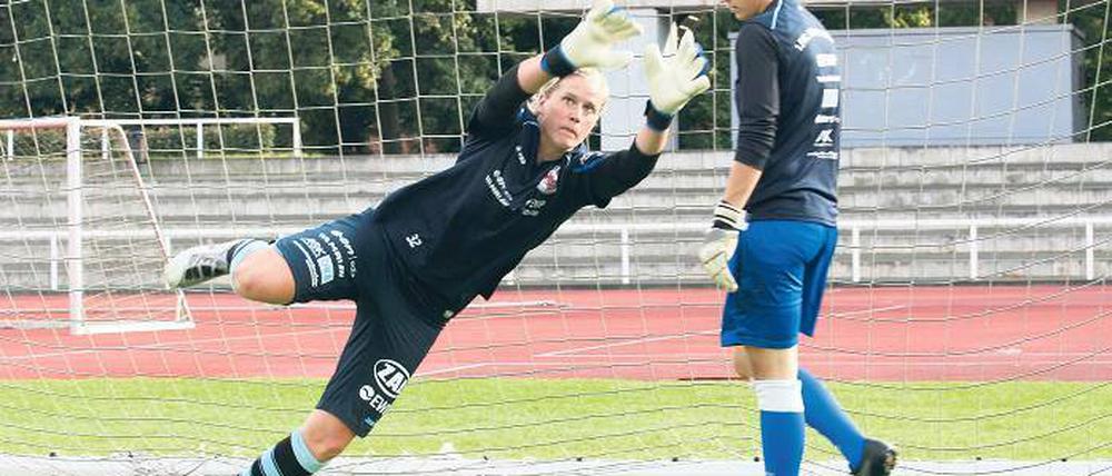 Training im Turbine-Tor. Alyssia Naeher und Ann-Katrin Berger (r.).