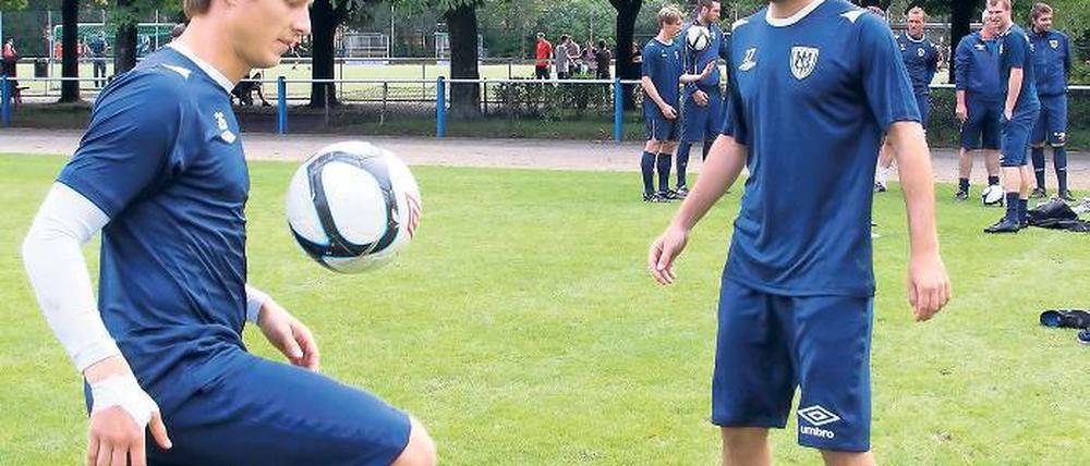 Nun Nulldreier. Dennis Lemke (l.) und Rico Morack am Donnerstag beim Training des SVB auf der Sandscholle.