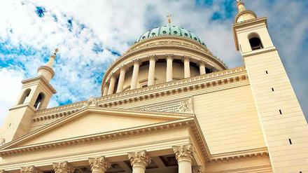 Erst auf den zweiten Blick ist zu erkennen, dass die Fassade der Nikolaikirche aus drei verschiedenen Farbtönen besteht: rötlich, grünlich und ockerfarben. Die Mischungen stammen aus einer Spezialfirma in der Schweiz.