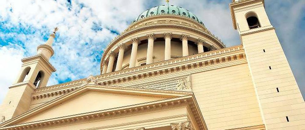 Erst auf den zweiten Blick ist zu erkennen, dass die Fassade der Nikolaikirche aus drei verschiedenen Farbtönen besteht: rötlich, grünlich und ockerfarben. Die Mischungen stammen aus einer Spezialfirma in der Schweiz.