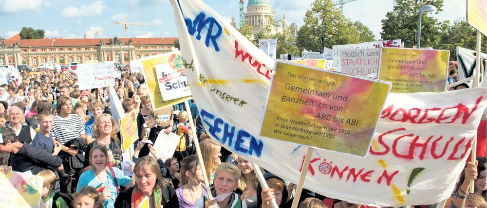 „Gemeinsam und ganzheitlich von ABC bis ABI“. Auch Schüler von Waldorfschulen in Brandenburg demonstrierten am Mittwoch in Potsdam gegen die Kürzungspläne der Landesregierung.