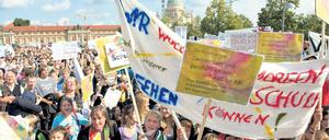 „Gemeinsam und ganzheitlich von ABC bis ABI“. Auch Schüler von Waldorfschulen in Brandenburg demonstrierten am Mittwoch in Potsdam gegen die Kürzungspläne der Landesregierung.