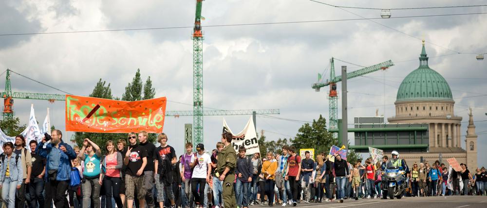 Schüeler freier Schulen in Brandenburg demonstrieren am Mittwoch (31.08.11) in Potsdam auf der Langen Brücke gegen die Küerzungspläne der Landesregierung.