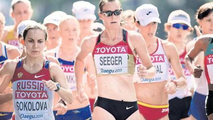 Hier noch ganz vorn dabei. Melanie Seeger (r.) am Mittwoch bei der WM in Daegu.
