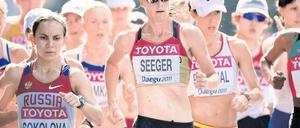 Hier noch ganz vorn dabei. Melanie Seeger (r.) am Mittwoch bei der WM in Daegu.