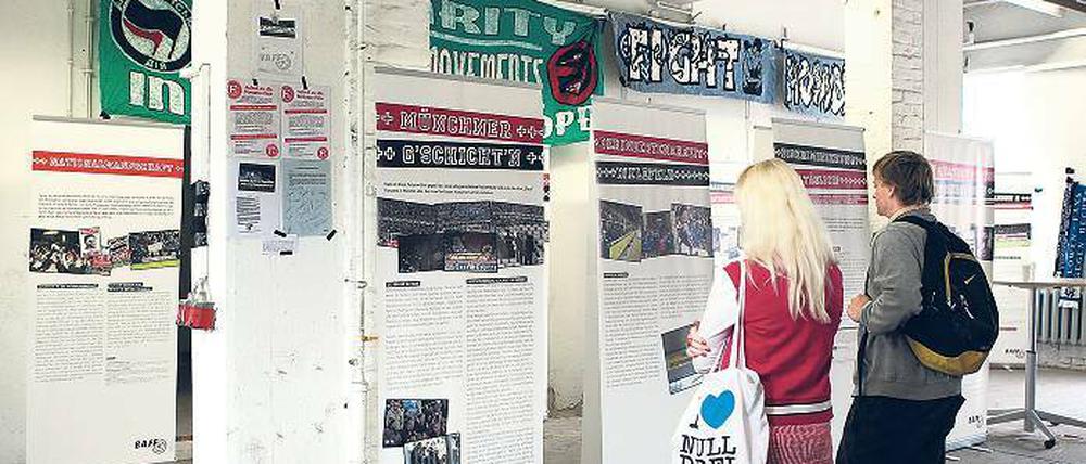Sichtbar. Zur Ausstellung gehören neben Schautafeln auch viele Fanzines, Plakate, Sticker und Fanartikel.