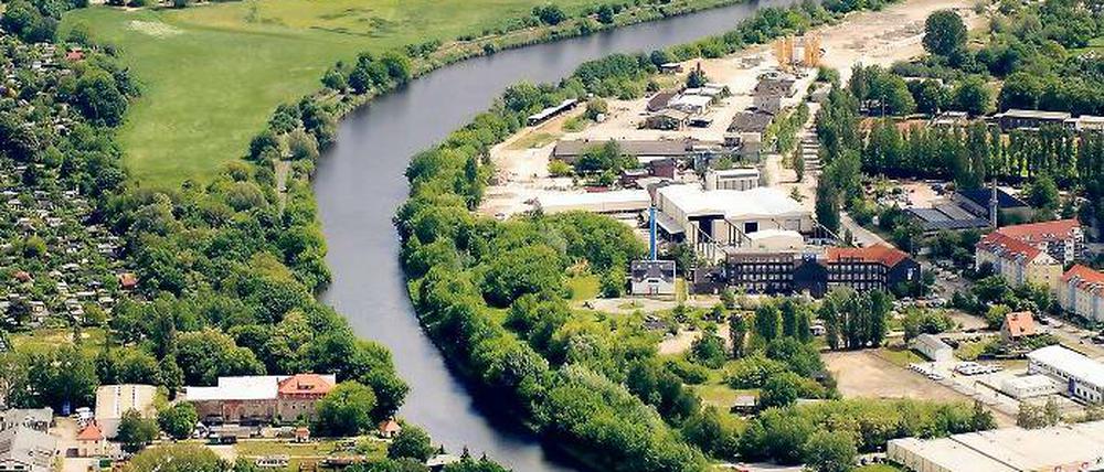 Potenzial. Hinter dem Betonwerk (rechts) soll das Brachland zwischen Teltowkanal und Altstadt entwickelt werden.
