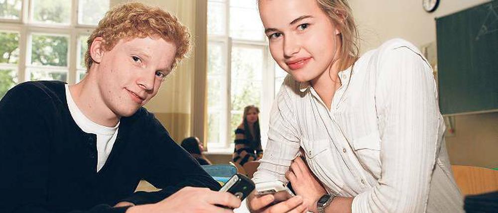 Vernetzt. Paula Schmidt (rechts) und Laurits Schulze-Buschhoff gehen in die 10. Klasse des Helmholtz-Gymnasiums. Mit den anderen Kursteilnehmern können sie bald ihre eigenen Nachrichten per SMS austauschen.