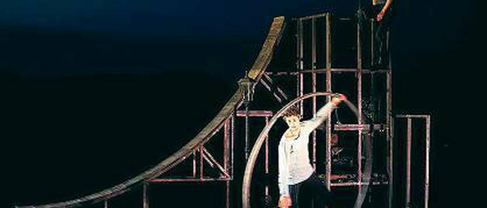 Im Ring findet sich das erste Glück. „Attache“, das Spektakel zwischen Zirkus, Tanz und Musik in der Schiffbauergasse.