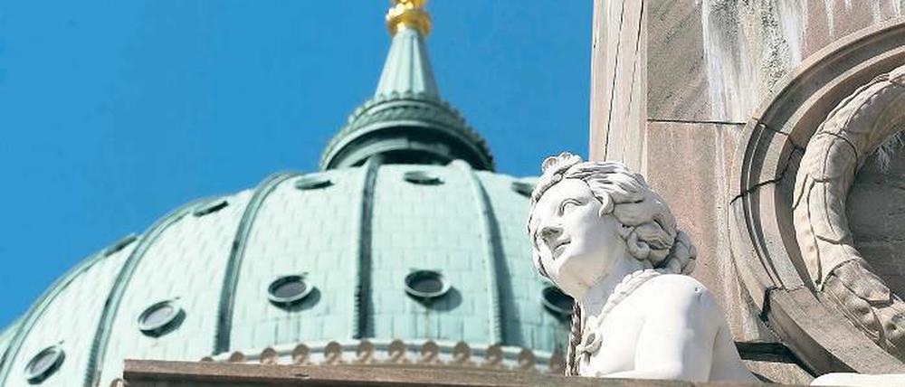 Hoch überm Alten Markt: Sind Kupferionen von der Nikolaikirchen-Kuppel schädlich für ein Landtagsdach aus Zink?