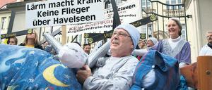 Fünf Stunden Schlaf? In der Nacht zum Dienstag wollte es eine Gruppe von Fluglärmgegnern vor der Staatskanzlei austesten.