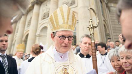 In Amt und Würden. Der neue Erzbischof von Berlin, Rainer Maria Woelki, vor der St.-Hedwigs-Kathedrale in Berlin nach seiner Amtseinführung im Gespräch mit Passanten. Hunderte Gläubige verfolgten das Pontifikalamt vor der Kathedrale.