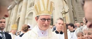 In Amt und Würden. Der neue Erzbischof von Berlin, Rainer Maria Woelki, vor der St.-Hedwigs-Kathedrale in Berlin nach seiner Amtseinführung im Gespräch mit Passanten. Hunderte Gläubige verfolgten das Pontifikalamt vor der Kathedrale.
