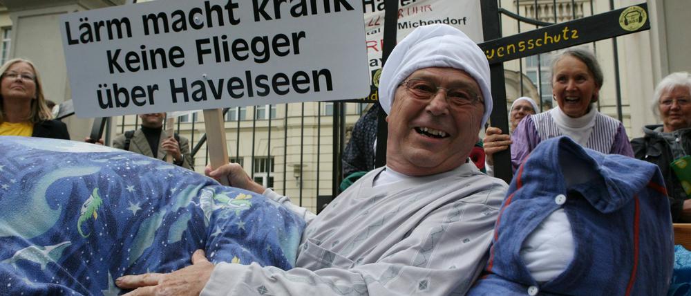 Schläfer-Protest: Vor der Staatskanzlei in Potsdam demonstrierten Fluglärmgegner am Montag gegen die geplanten Flugrouten vom und zum neuen Großflughafen BER in Schönefeld.