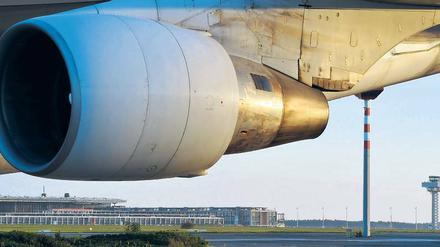 Quelle des Fluglärms: Das Triebwerk einer Boeing 747. Im Hintergrund der Großflughafen Schönefeld.
