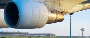 Quelle des Fluglärms: Das Triebwerk einer Boeing 747. Im Hintergrund der Großflughafen Schönefeld.