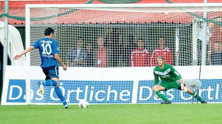 Kurz vor dem Abpfiff. In der 90. Minute wurde den Nulldreiern noch ein Elfmeter zuerkannt. Dominik Stroh-Engel zögerte nicht lange und versenkte den Ball flach im rechten Eck zum Ausgleich.