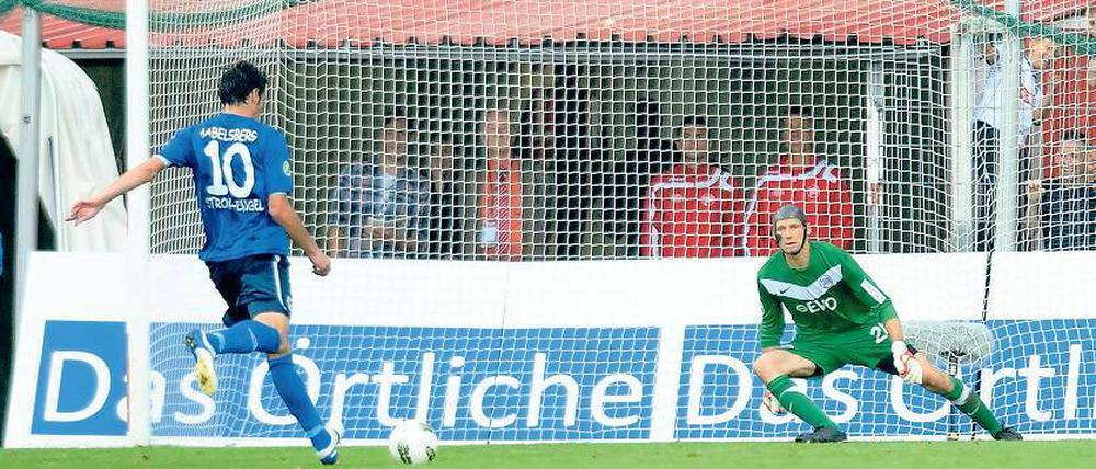Kurz vor dem Abpfiff. In der 90. Minute wurde den Nulldreiern noch ein Elfmeter zuerkannt. Dominik Stroh-Engel zögerte nicht lange und versenkte den Ball flach im rechten Eck zum Ausgleich.