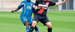 Jubiläum-Tor. Genoveva Anonma (l.), hier im Duell mit Susanne Kasperczyk, erzielte Turbines 1000. Bundesliga-Treffer.