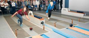 Beste Bedingungen. Die neue Michendorfer Kegelanlage hat vier Bahnen, elektronische Anzeigen und eine Automatik für das Aufstellen der Kegel.