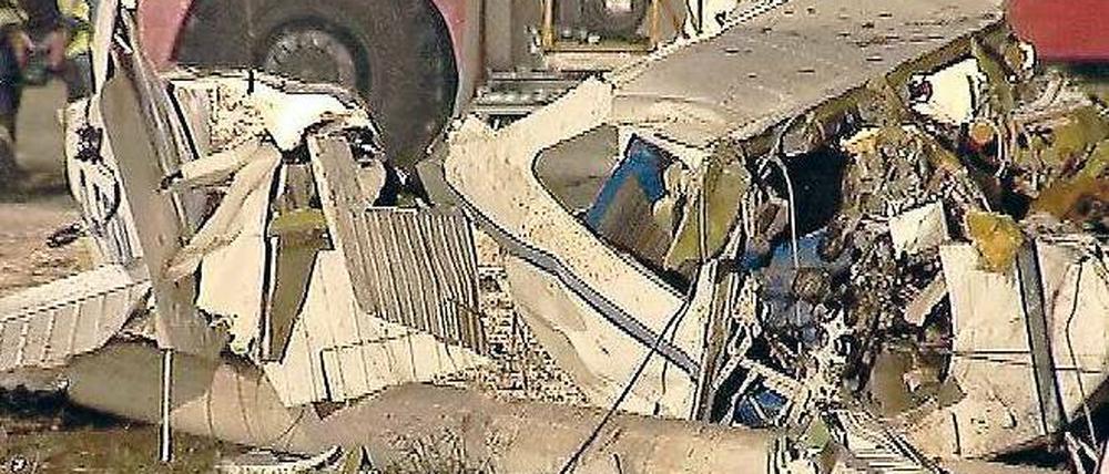 Wrack auf freiem Feld. Noch ist nicht klar, warum Rudi Hackls Cessna nahe dem Flugplatz Zellendorf /Oehna abgestürzt ist.
