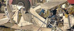 Wrack auf freiem Feld. Noch ist nicht klar, warum Rudi Hackls Cessna nahe dem Flugplatz Zellendorf /Oehna abgestürzt ist.